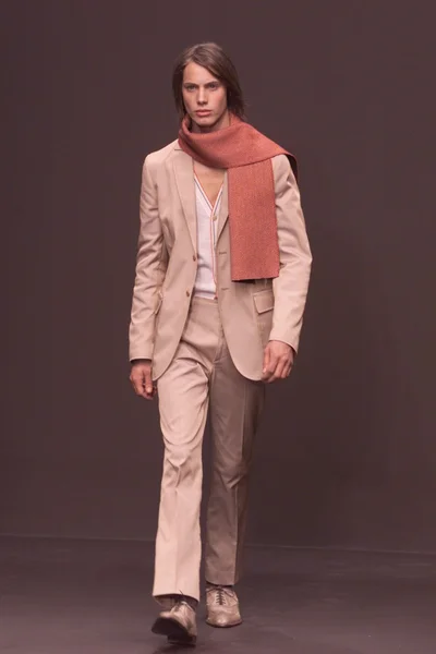 Look 16